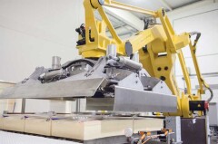 Industri&euml;le robot met gripper voor foliekaas plaatsen in kisten