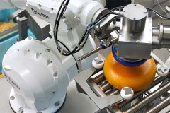 Een ronde kaas wordt gecentreerd voordat de robot deze oppakt