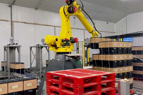 Een robot stapelt Procona bloemenemmers op een pallet