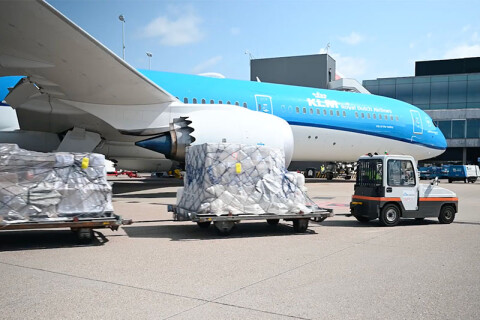 PMC pallets met luchtvracht komen uit een vliegtuig van KLM