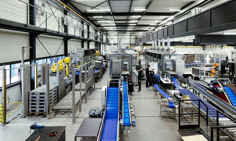 De werkplaats van DERO GROEP Nieuw-Vennep vol met robotoplossingen in opbouw