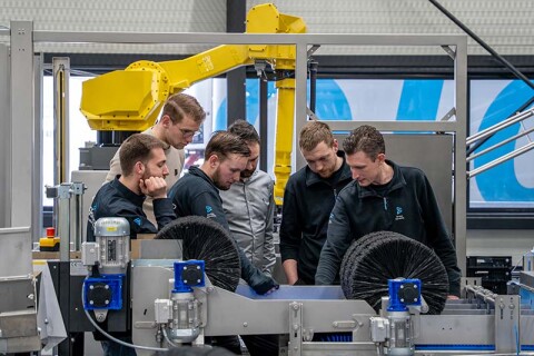 De servicecollega's van DERO GROEP krijgen uitleg over een machine in opbouw.